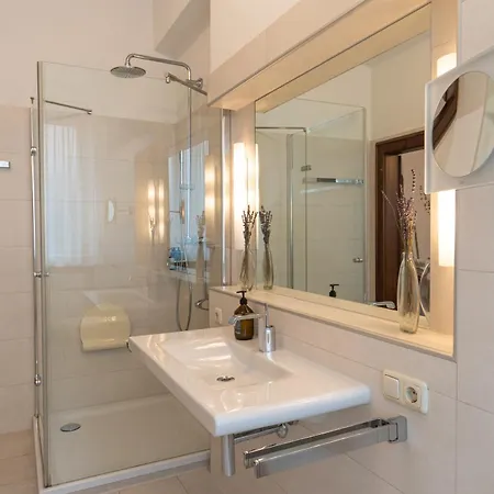 Neu - 4 Zimmer, 4 Betten, 5 Min Zum Hbf, Terrasse, 160qm Appartamento