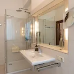 Neu - 4 Zimmer, 4 Betten, 5 Min Zum Hbf, Terrasse, 160qm Apartment