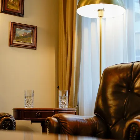 Neu - 4 Zimmer, 4 Betten, 5 Min Zum Hbf, Terrasse, 160qm Appartement *