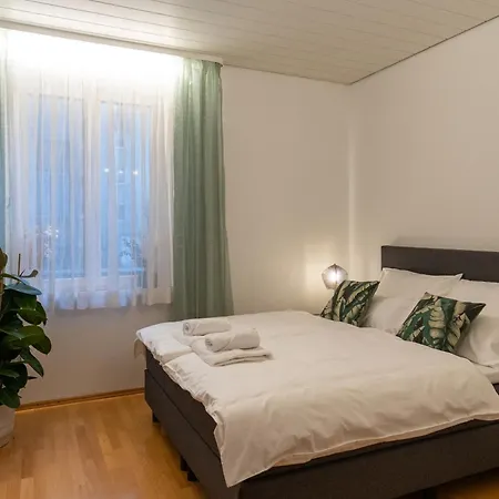 Neu - 4 Zimmer, 4 Betten, 5 Min Zum Hbf, Terrasse, 160qm Appartement